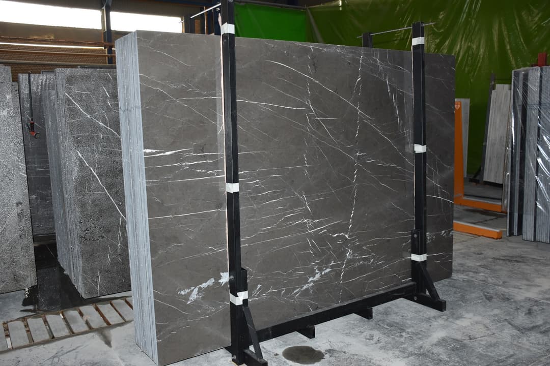 Natural Pietra Grey Marble vs. Porcelain & Quartz: Geological Authenticity, Thermal Mass & Edge Profiling