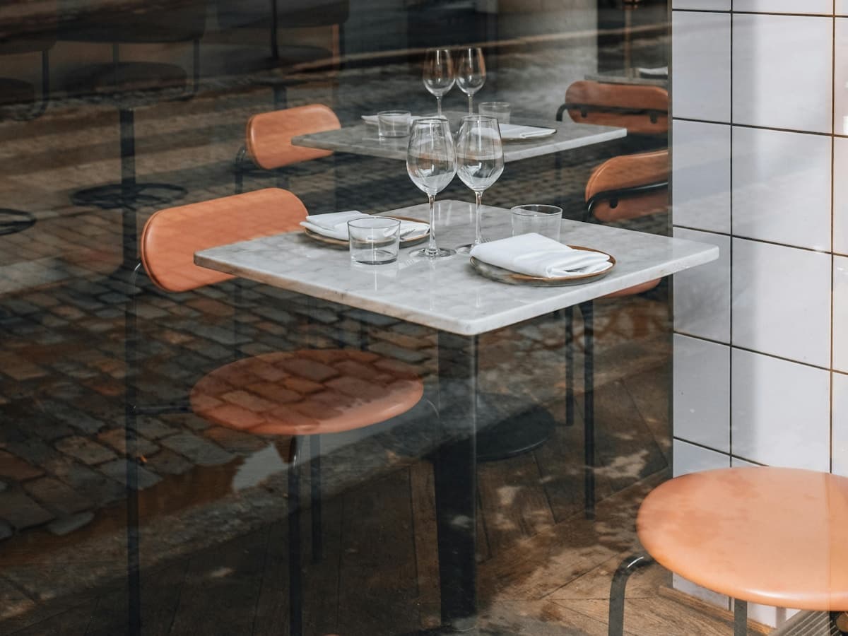 Choosing the Perfect Marble Dining Table: Carrara and Calacatta Styles