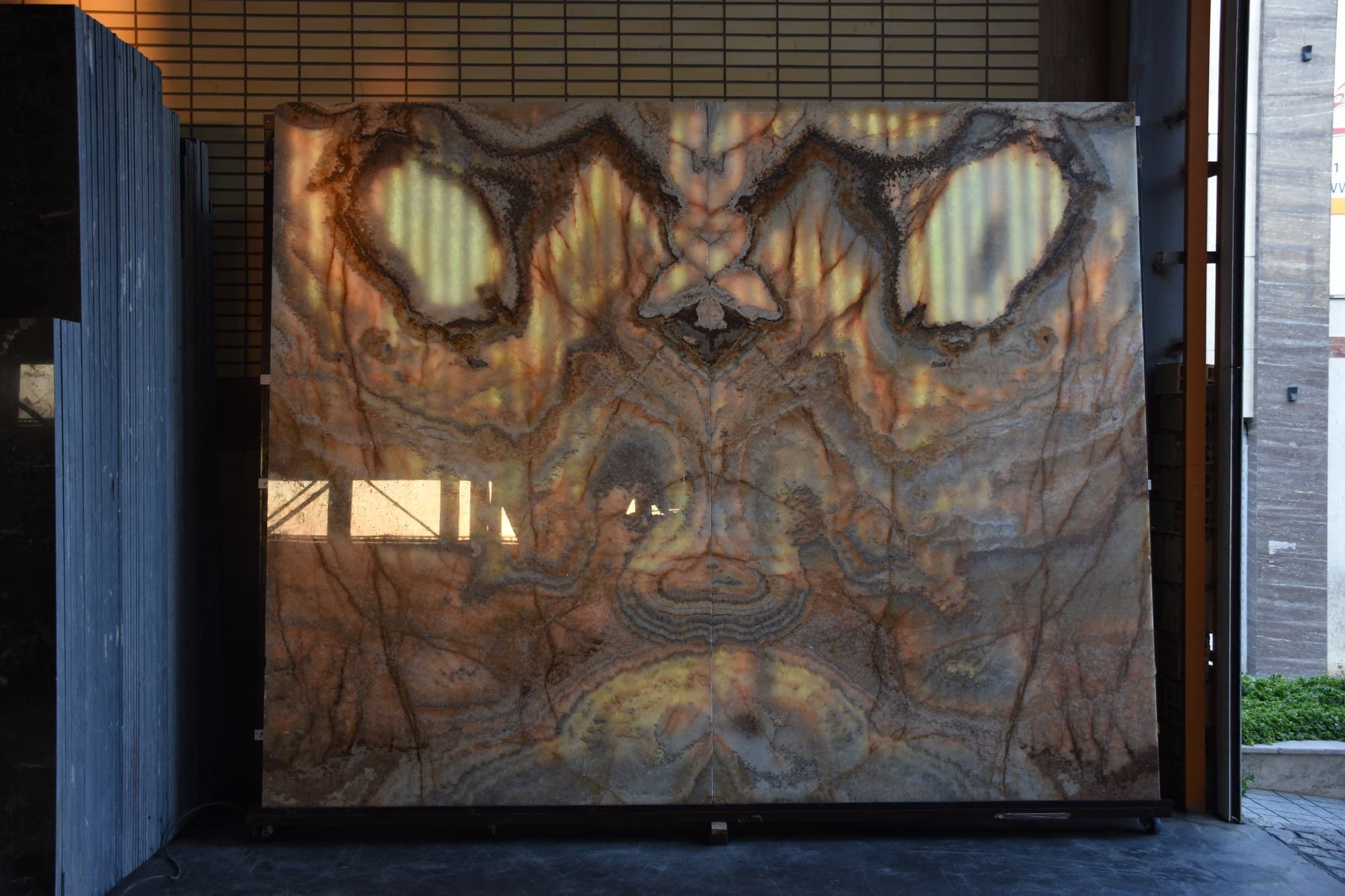 Traonyx marble - Premium natural stone surface